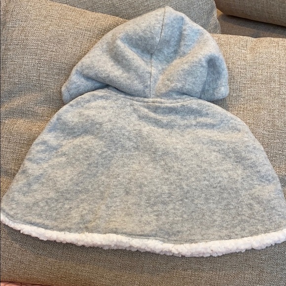 Light cape/poncho penguin heart. Super cute! - Picture 2 of 4